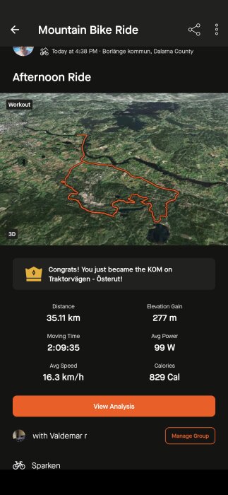 Skärmdump av en cykelapp som visar en eftermiddagstur med mountainbike, inklusive rutt på karta, statistik (35,11 km, 829 kalorier) och ett meddelande om King of the Mountain.