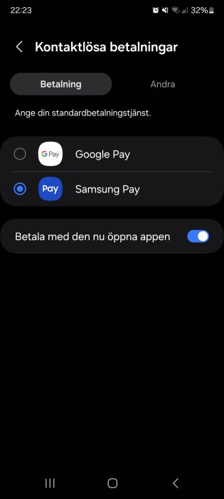 Inställningar för kontaktlösa betalningar i Android med alternativ för att välja Google Pay eller Samsung Pay som standardbetalningsmetod.