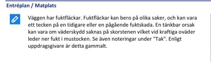 Anmärkning från Anticimex om fuktfläckar på vägg i entréplan/matplats, med möjlig orsak av otillräckligt väderskydd på skorstenen enligt uppdragsgivare.