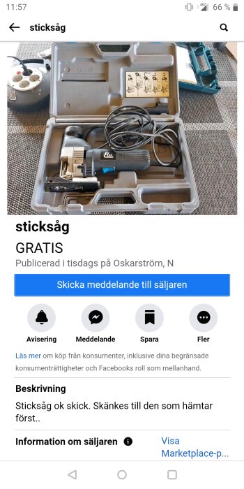 Bild på en sticksåg av märket Elu i en öppen förvaringslåda, omgiven av kablar och bruksanvisningar. Verktyget erbjuds gratis.