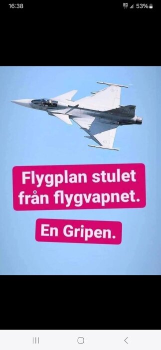 Ett stridsflygplan i luften ovanför texten "Flygplan stulet från flygvapnet. En Gripen." på ljusblå bakgrund.