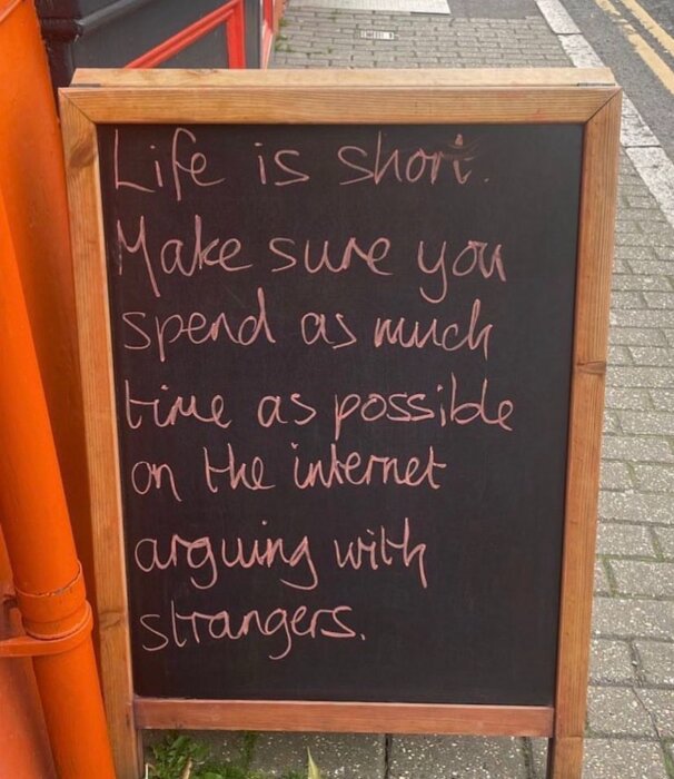 Skylt med texten "Life is short. Make sure you spend as much time as possible on the internet arguing with strangers.