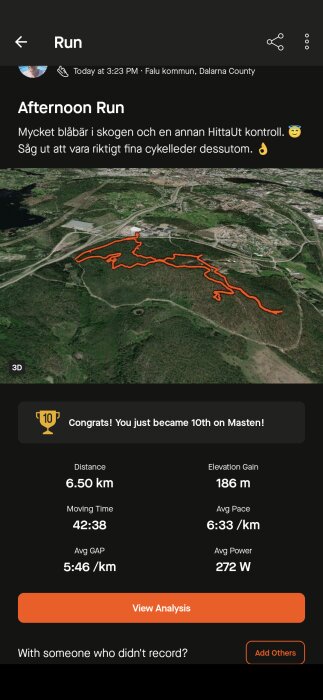 Satellitbild av en löprunda på 6,5 km genom skog i Falun, Dalarna, med en rutt markerad i orange. Längd, tid, total stigning och hastighet visas i appen.