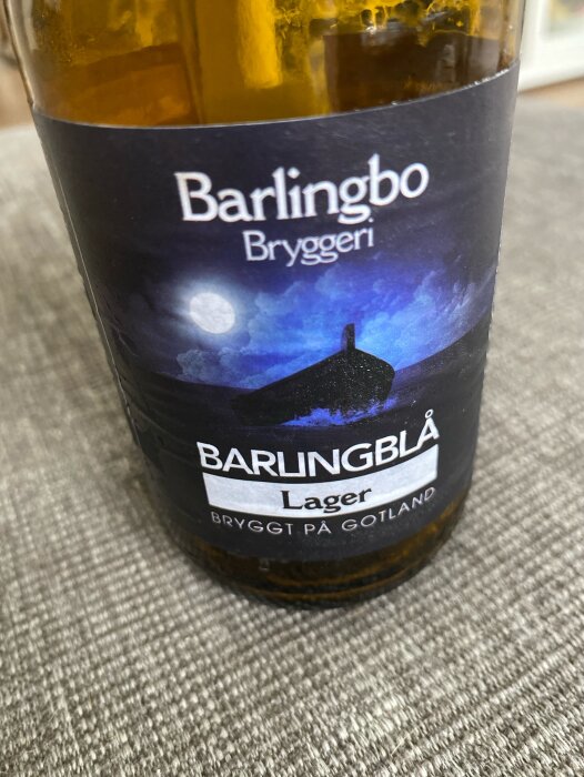 Närbild på en ölflaska med etiketten "Barlingblå Lager" från Barlingbo Bryggeri, bryggd på Gotland.