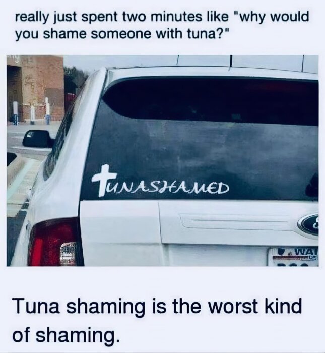 Bakrutan på en bil med en textdekal som läser "TUNASHAMED", följt av ett skämt ovanför och under bilden om att skammas för tonfisk (tuna shaming).