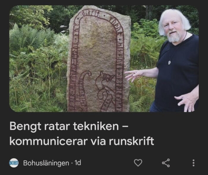 Man står bredvid en runsten i skogen och gestikulerar. Text på bilden: ”Bengt ratar tekniken – kommunicerar via runskrift”.