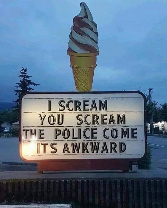 Skylt med texten "I SCREAM YOU SCREAM THE POLICE COME IT'S AWKWARD" och en stor glassfigur ovanpå skylten.