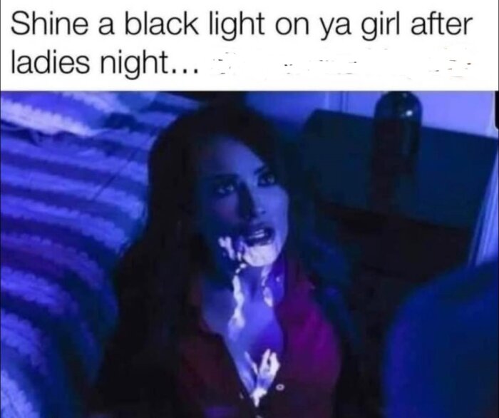 En kvinna med mörkt hår syns under ett svart ljus med fluorescerande fläckar på ansiktet och kroppen, med en text ovanför som lyder "Shine a black light on ya girl after ladies night...