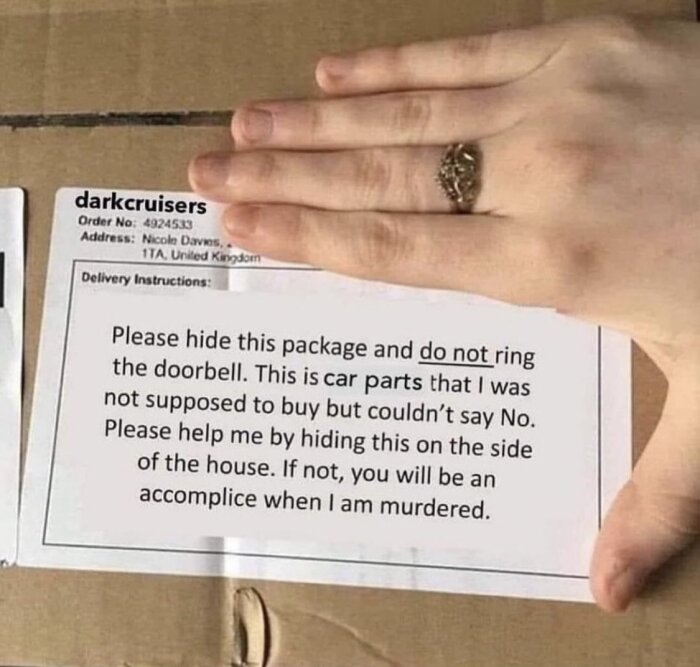 En hand täcker delvis en etikett på ett paket med texten: "Please hide this package and do not ring the doorbell. This is car parts that I was not supposed to buy but couldn’t say No.