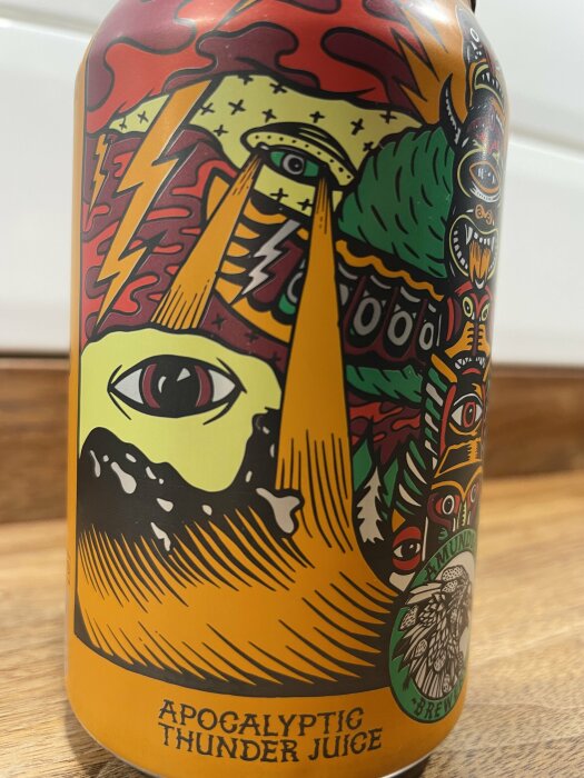 Burk med öl från Amundsen Brewery, märkt "Apocalyptic Thunder Juice", med färgstark grafik som visar ögon, blixtar och abstrakta mönster.