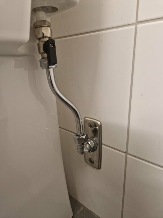 WC-anslutning med klämringskoppling. Vinkelkoppling med adapter till vägganslutning. Inga anslutningsslangar används, endast rör.