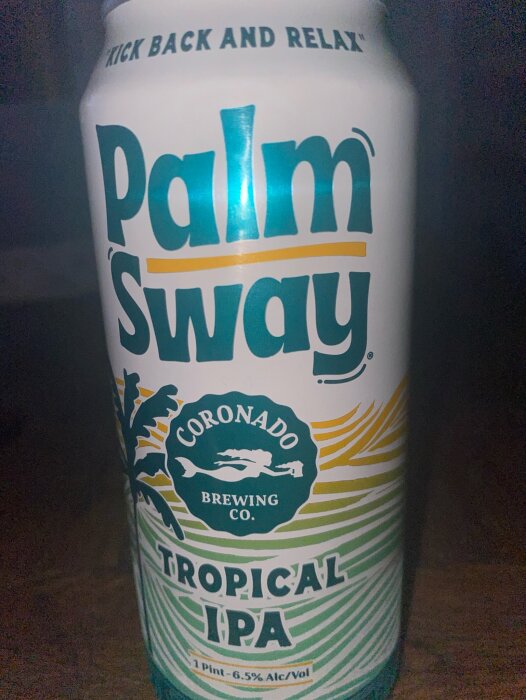 En burk av Palm Sway Tropical IPA från Coronado Brewing Co. med texten "Kick Back and Relax" överst.