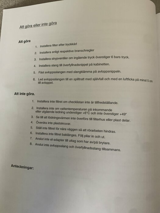 Lista med steg och instruktioner för installation av ett filter i ett tryckkärl. Listan innehåller vad som bör och inte bör göras under installationen.