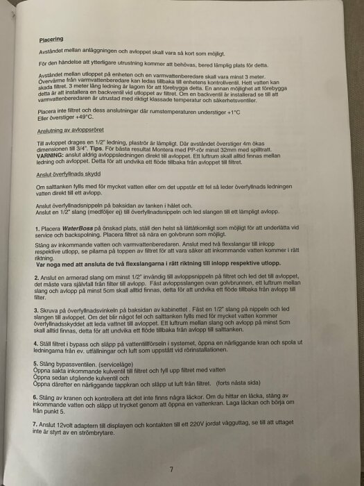 Instruktionssida med monteringsanvisningar för filter och överfyllnadsskydd inklusive anslutning av avloppsrör och vattenledning samt säkerhetsåtgärder.