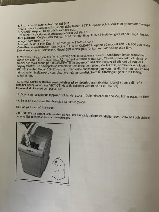 Illustration från en manual visar hur man återfyller salt i en vattenavhärdare med en hink som rymmer 7,5 liter. Inklusive instruktionstext om installation och underhåll.