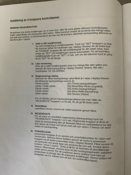 Instruktionssida för inställning av en 4-knappars kontrollpanel för vattenfilter, innehållande sektioner om inställningsvärden, återstående liter, regenereringsstatus, WaterMizer, REGENERATE och POWERCLEAN.