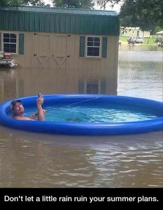 Man i keps och solglasögon simmar i en gul uppblåsbar pool utomhus bredvid en översvämmad byggnad, text: "Don't let a little rain ruin your summer plans.