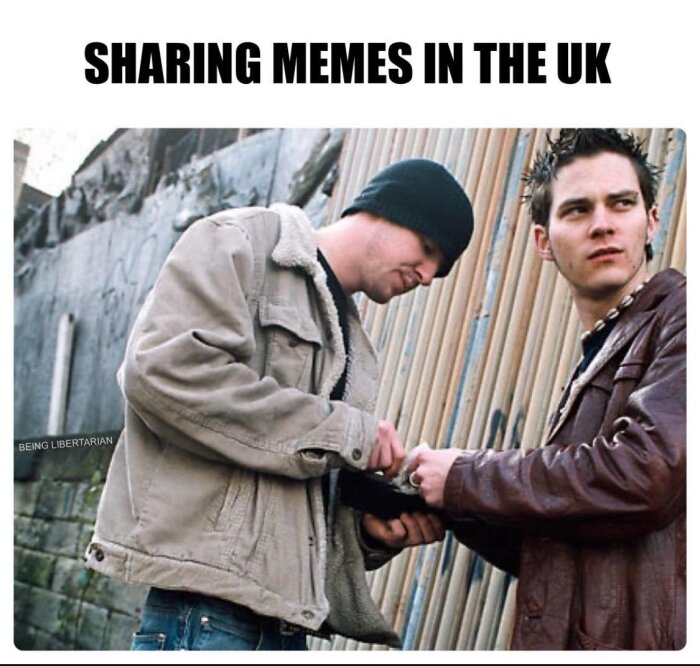 Två män utomhus, en tar något från den andra mannen; text "SHARING MEMES IN THE UK" överst. Bakgrund: plankvägg och mur.