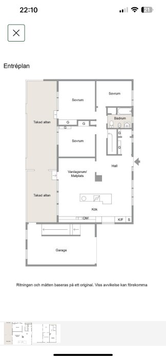 Planlösning av entréplan med kök, vardagsrum med matplats, två sovrum, badrum, hall och garage. Vardagsrumsväggen delar kök och matplats.