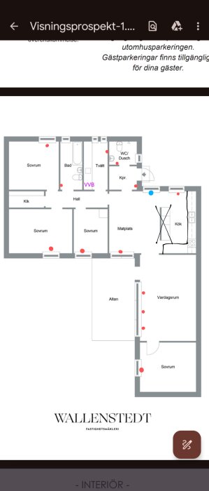 Planskiss av bostadsrättsvilla med markerade radiatorer (röda prickar) och en luftvärmepump (blå prick) i olika rum.