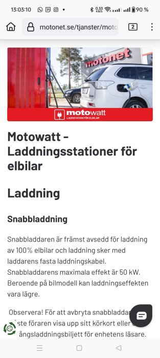 Motonet laddningsstation för elbilar med en vit bil ansluten till en snabbladdare utanför ett Motonet-varuhus. Texter om laddning av elbilar visas under bilden.