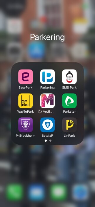 En skärmdump av en smartphone som visar en mapp med parkeringsappar, inklusive EasyPark, Parkering, SMS Park, WayToPark, MobilPark, Parkster, P-Stockholm, BetalaP och LinPark.