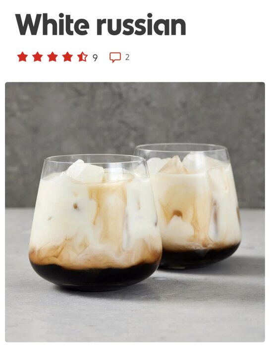 Två glas med White Russian-cocktails fyllda med isbitar och krämig vätska, på en grå bakgrund.