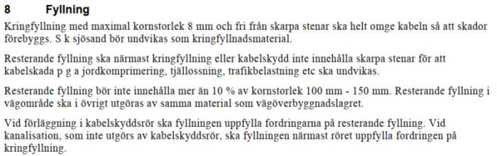 Instruktioner för fyllning runt kablar med specificering av material och krav, inklusive kornstorlek och kringfyllning, för att undvika skador på kabeln.