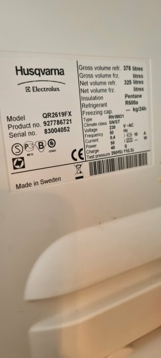 Namnlapp på en Husqvarna/Electrolux kyl- och frysskåp som visar modell QR2619FX, produktnummer 927786721 och serienummer 83004052.