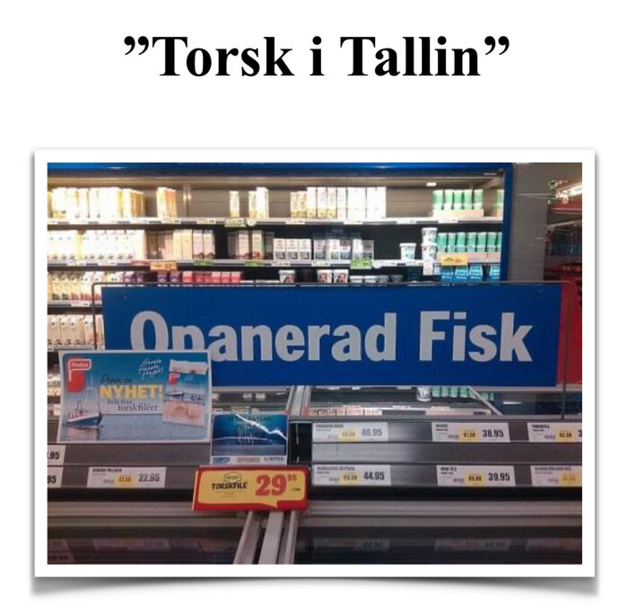 Skylt i kylavdelning med texten "Opanerad Fisk" och en reklamskylt för torskfilé från Findus. Prislappar för olika fiskprodukter syns också.