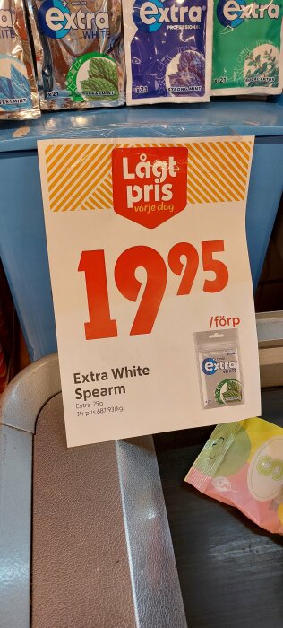 Skylt med "Lågt pris" på 19,95 kr för Extra White tuggummi av smaken "spearmint" med en olycklig förkortning "Spearm" på ICA.