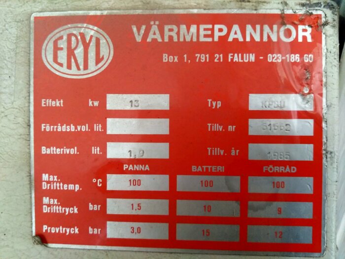 Röd etikett på en Eryl värmepanna med tekniska specifikationer såsom effekt, typ, tillverkningsnummer, tillverkningsår och andra tekniska data.