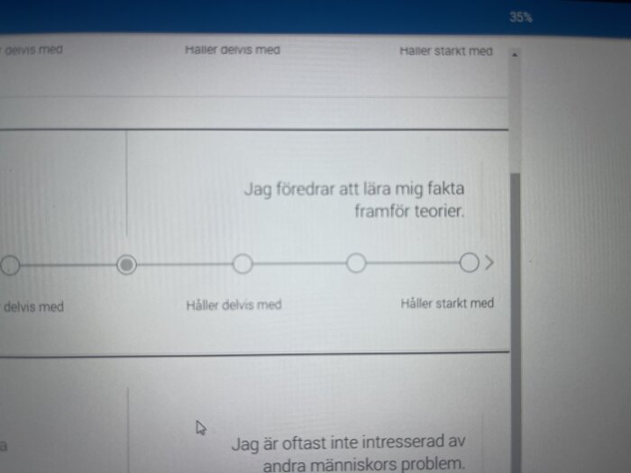 Bild av en frågeskärm där frågan "Jag föredrar att lära mig fakta framför teorier" visas med svarsalternativ från "Håller inte med alls" till "Håller starkt med".