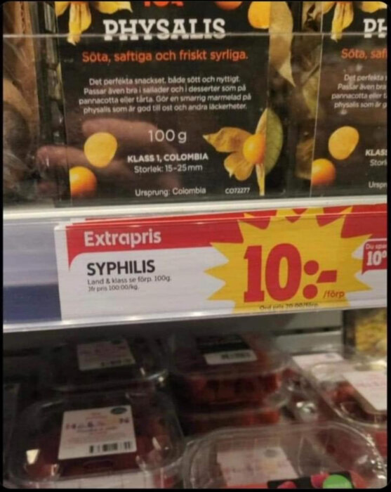 Skylt på en matbutikshylla där det står "Extrapris SYHPILIS 10:-/förp" under en förpackning physalis.