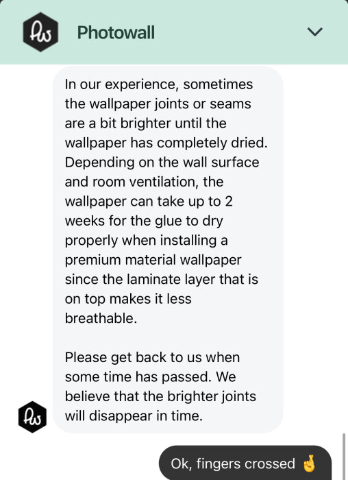 Skärmdump av ett meddelande från Photowall som förklarar att ljusare tapetskarvar kan uppstå tills limmet har torkat, vilket kan ta upp till två veckor.