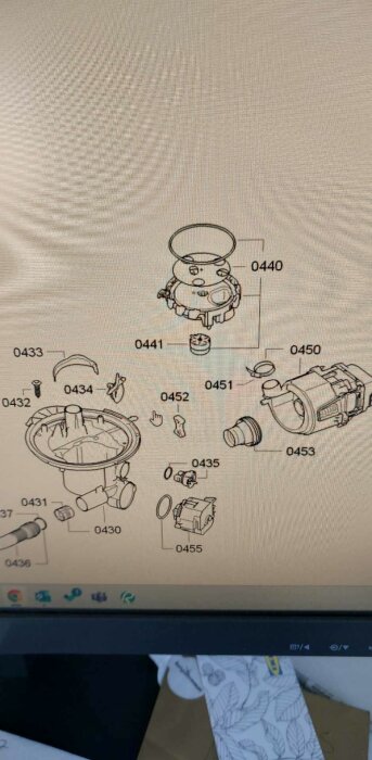 Sprängskiss av en maskin med olika delar numrerade, exempelvis 0440, 0450, 0451, med en fråga om vilka av delarna som är tätningar.