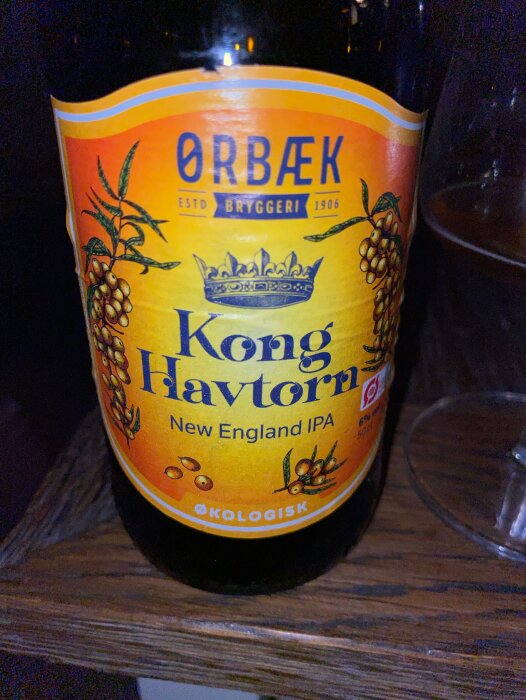 Flaska med Ørbæk Kong Havtorn New England IPA, ekologisk öl.