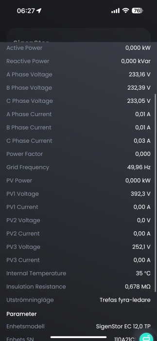 Skärmdump av växelriktarens statistik som visar spänning, ström, effektfaktor, nätfrekvens, PV-effekt och temperatur, tid 06:27 och batterinivå 76%.