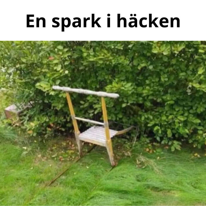 Bild på en spark som fastnat i en häck, med texten "En spark i häcken" ovanför.