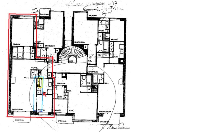 Planritning av våningsplan i funktionshus med markerade områden: blått för eventuell rivning, rött för befintliga väggar samt borttagna delar, gult för tjockt område och svart ruta för ventilationskanal.