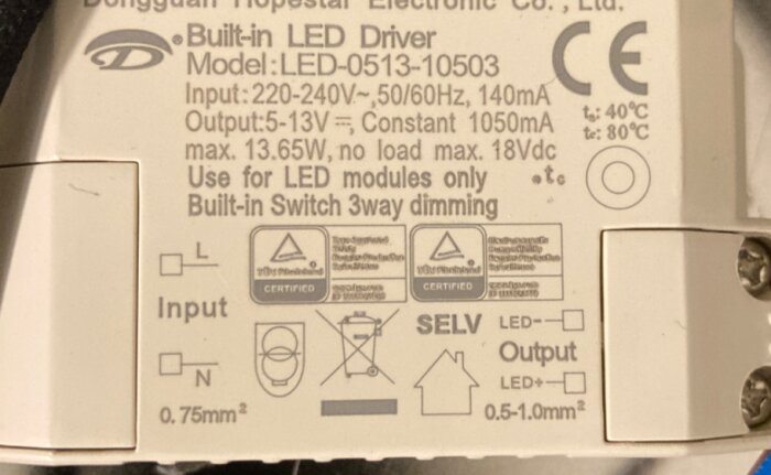 Inskriptioner och tekniska specifikationer på ett inbyggt LED-drivdon från Dongguan Hopestar, modell LED-0513-10503.