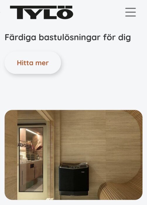 Ett bastuaggregat från Tylö är monterat på en vägg bredvid en bastudörr i en modern bastu med träpanel.