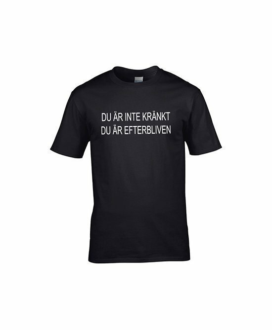 En svart T-shirt med vit text som säger "DU ÄR INTE KRÄNKT DU ÄR EFTERBLIVEN".