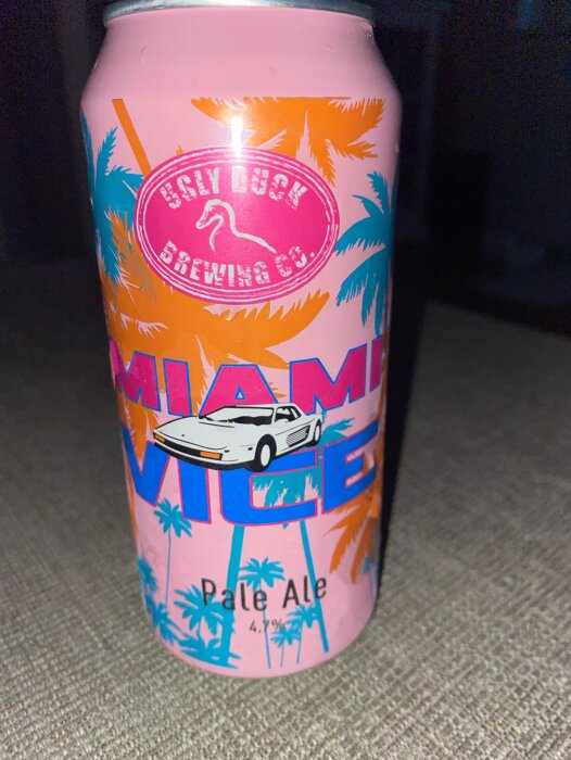 En burk öl med namnet "Miami Vice Pale Ale", 4,9% alkoholhalt, från Ugly Duck Brewing Co. Dekorerad med en bil och palmer.