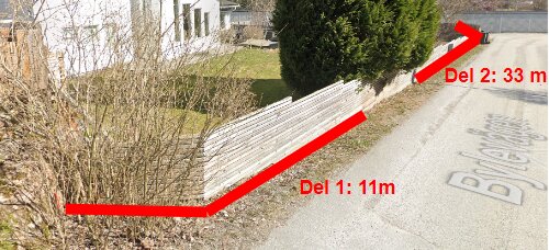 Plats för ny Thuja häck markerad med en röd linje längs befintlig staket, visar två delar, Del 1: 11m och Del 2: 33m.