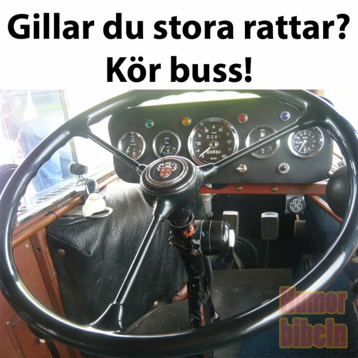 Bild på en bussförarplats med stora ratt och instrumentpanel, texten "Gillar du stora rattar? Kör buss!" och logotypen Humorbibeln.