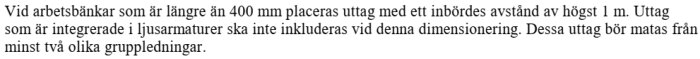 Text ur standardiseringsdokument som beskriver regler för placering av eluttag vid arbetsbänkar längre än 400 mm samt integrerade ljusarmaturers undantag från dimensionering.