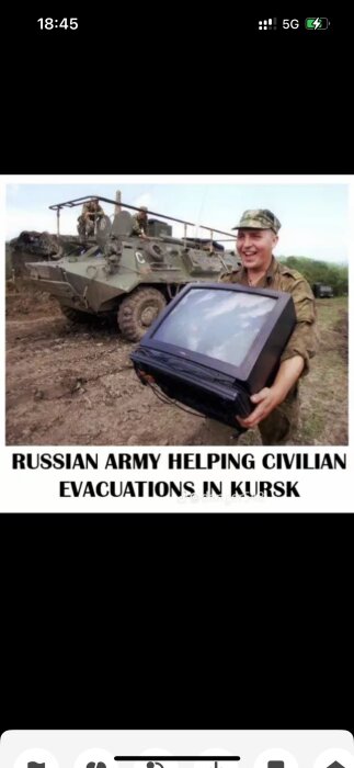 En soldat i kamouflageuniform håller en stor TV-apparat, i bakgrunden syns ett militärfordon och två soldater. Text: "RUSSIAN ARMY HELPING CIVILIAN EVACUATIONS IN KURSK".