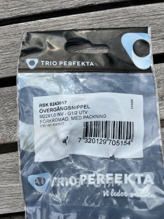 Förpackning från Trio Perfekta innehållande övergångsnippel M22x1,0 INV - G1/2 UTV förkromad med packning.