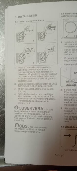 Installationsinstruktioner för att ta bort transportbultar från en tvättmaskin, inklusive illustrationer och varningar.